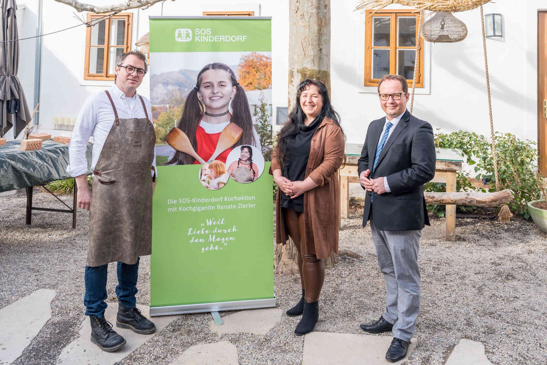 Starkoch Max Stiegl, Kochaktion-Initiatorin Renate Zierler und Marek Zeliska, SOS-Kinderdorfleiter Burgenland.