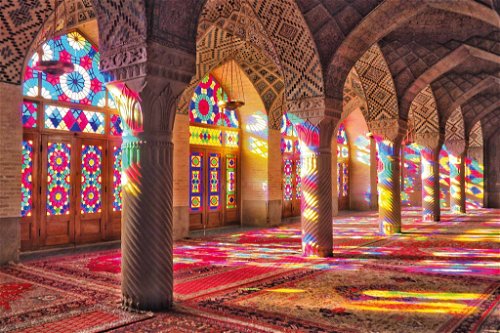 Die bunten Glasfenster in der berühmten&nbsp; Nasir-ol-Molk-Moschee in Shiraz sorgen für ein bezauberndes Spiel aus Licht und Farben.
