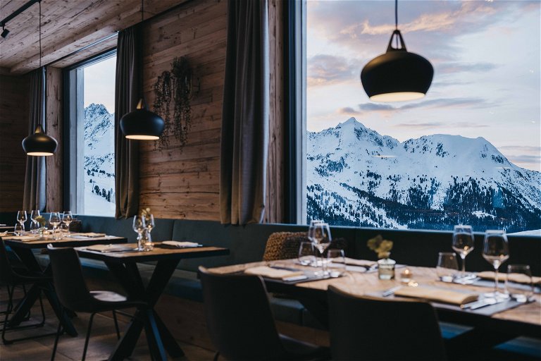 Das Restaurant mit Panoramaaussicht auf die Gipfel der&nbsp;Stubaier Alpen