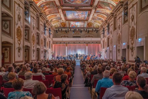 Der Stargeiger Julian Rachlin gibt im Schloss Esterházy den Ton an. Nicht nur beim »Herbstgold«-Festival erfreut er mit Konzerten, neuen Orchestern und viel schöner Musik.