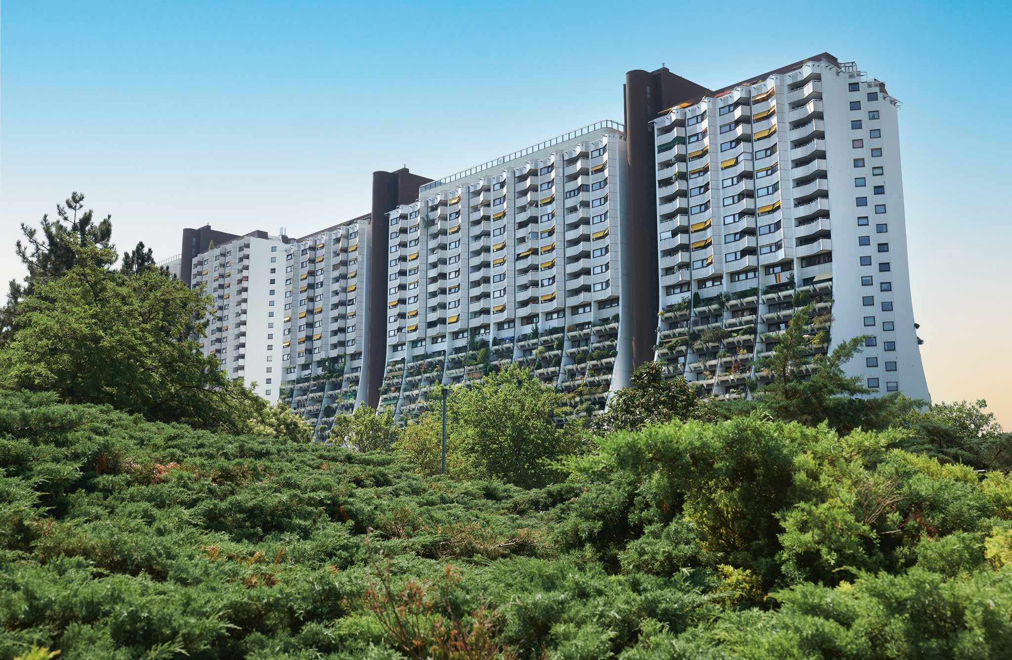 Der vom Architekten Harry Glück entworfene Wohnpark Alterlaa in Wien gilt als Vorzeigeprojekt für zeitgemäßen sozialen Wohnungsbau. Sowohl in der Architektur als auch funktional setzte Glück Maßstäbe – und das schon im Jahr 1973.