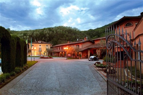 La&nbsp;Montina&nbsp;winery&nbsp;with its historic&nbsp;villa and&nbsp;modern&nbsp;cellar.