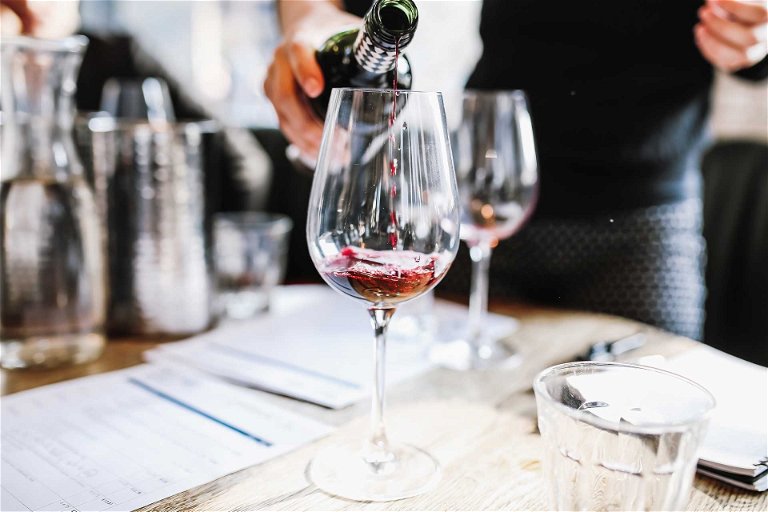 Vor Beginn der Verkostung empfiehlt es sich, die Gläser zu «avinieren»: Jedes Glas wird mit einem Schluck Wein durchgeschwenkt, der «Spül»-Wein wandert von Glas zu Glas weiter.&nbsp;