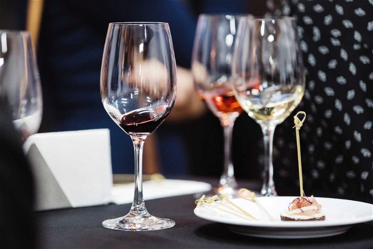Eine Weinprobe mit leerem Magen durchzustehen ist schwierig – allerdings verändern zum Wein genossene Speisen die Sensorik.