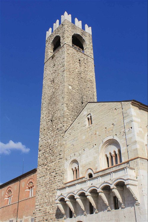 A stylised image of Brescia's&nbsp;16th century clock tower&nbsp;is&nbsp;the&nbsp;logo&nbsp;for the&nbsp;Franciacorta wine region.