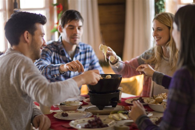 The right company is important for the success of a cheese fondue. It is not a dish for single households, but for social gatherings.