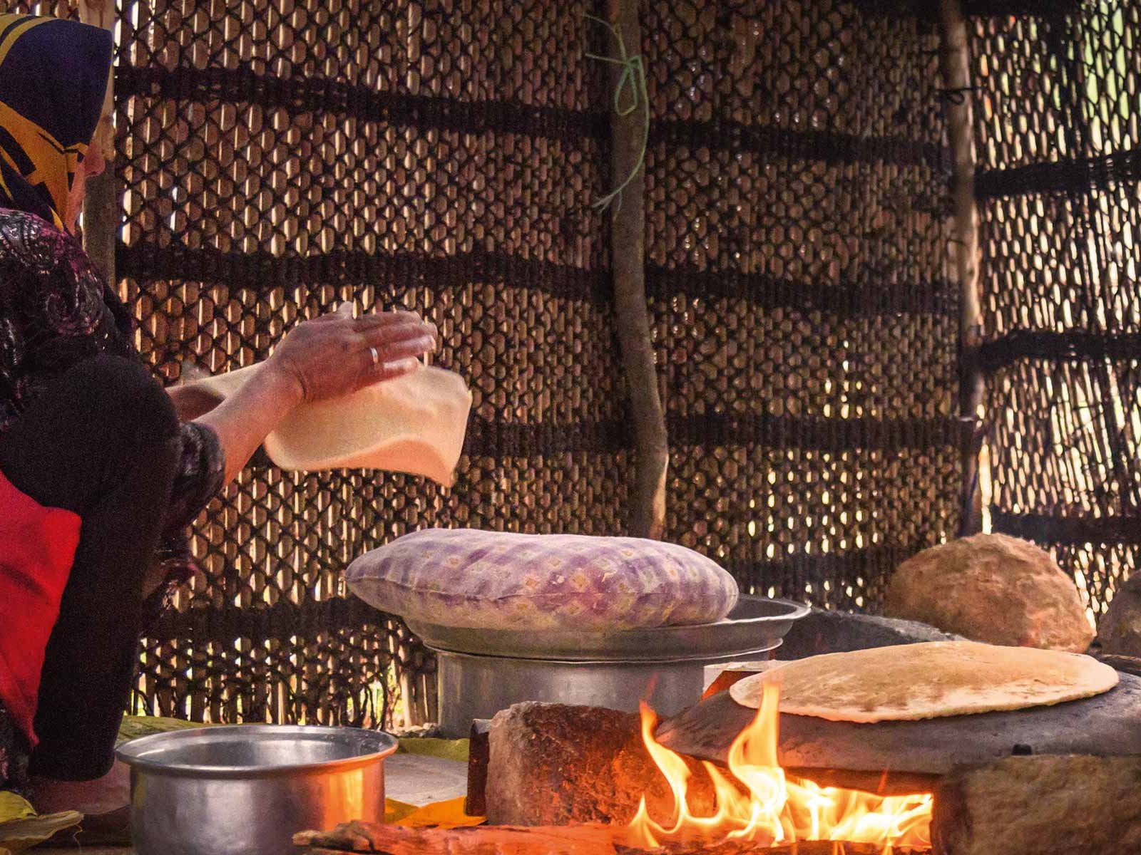 Das persische Brot Lavash, ein dünnes ungesäuertes Fladenbrot, es wird&nbsp;im Tanoor&nbsp;(Lehmbackofen), oder – wie hier auf einem Straßenmarkt in Chorramabad – auf unglasierten heißen Fliesen gebacken.