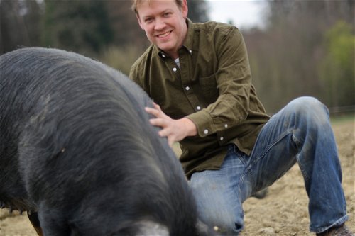 Fabio Müller brachte die ersten Berkshire-Schweine im Jahr 2017 ins Zürcher Weinland.