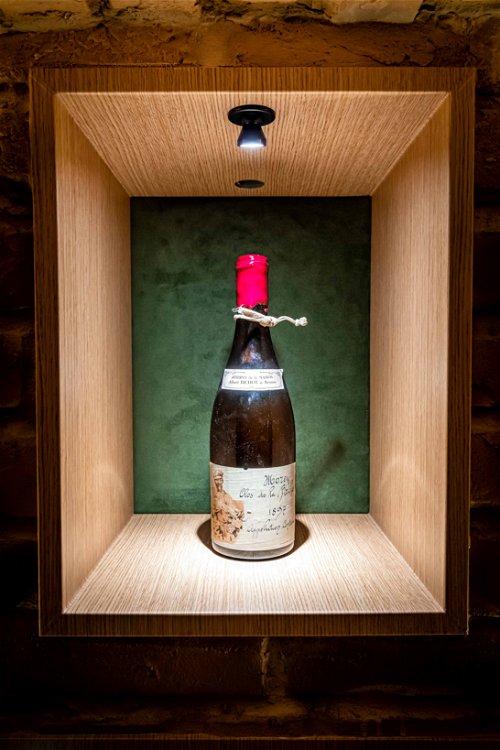 Die&nbsp;älteste Flasche&nbsp;des Weinkellers »Clos de la Roche, Reserve de la Maison« aus Beaune im Burgund (Jahrgang&nbsp;1897)