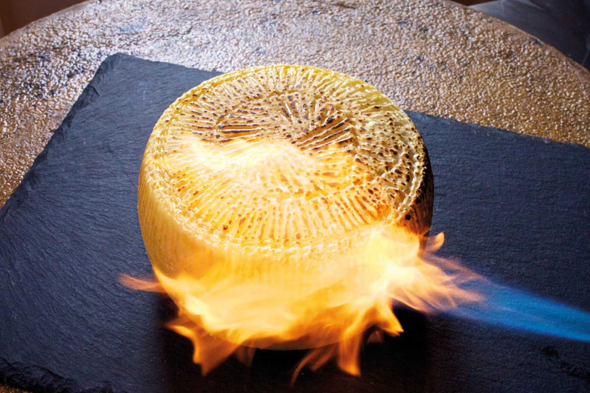 Manch ein Käse wird auf dem Weg zur Reife sogar flambiert.