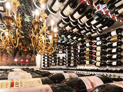 Ein Paradies für Wein-Enthusiasten: Im berühmten »Arlberg Hospiz« in St. Christoph hängt der Himmel voller Großflaschen.