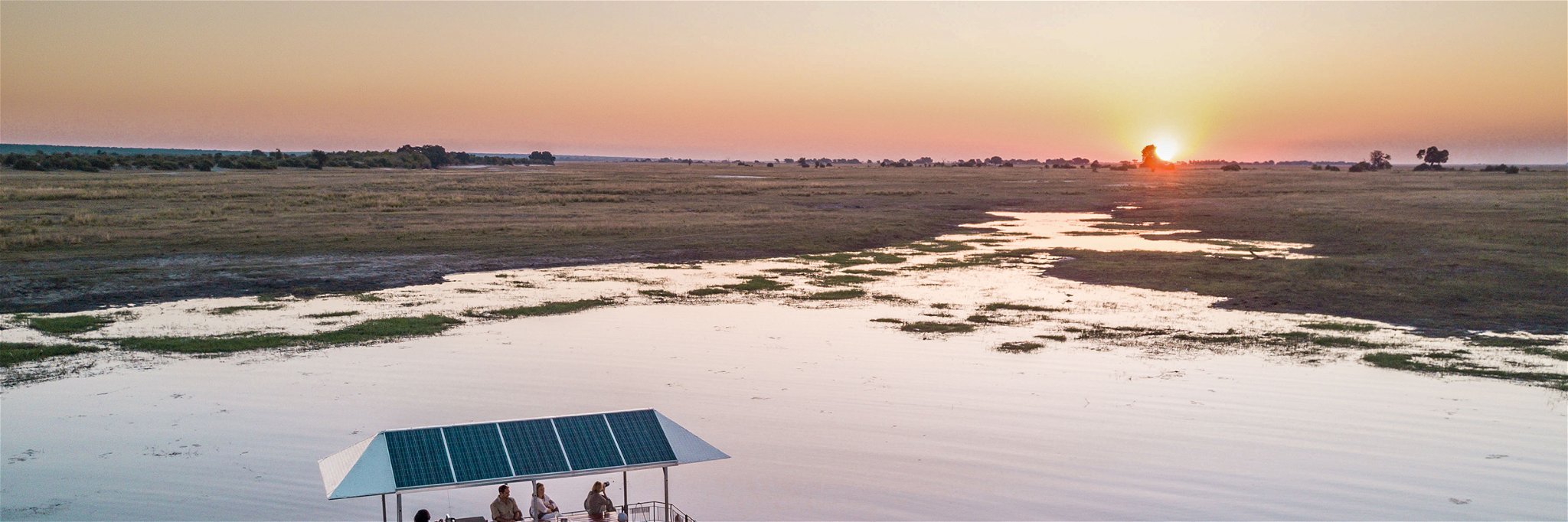 Mit einem Elektroboot können die Schönheiten des Chobe-Nationalparks geräuschlos und umweltfreundlich erkundet werden.
