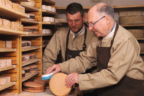 Jean-François &amp; Senior Bernard Antony (gr. Bild): Veredelte Produkte aus dem Haus Antony zählen zu den begehrtesten Käsespezialitäten der Welt.