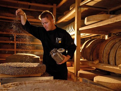 Der Käse-Künstler: Bernhard Gruber betreibt in der Nähe der Riegersburg&nbsp;in der Steiermark eine Käse-Veredelungsmanufaktur.