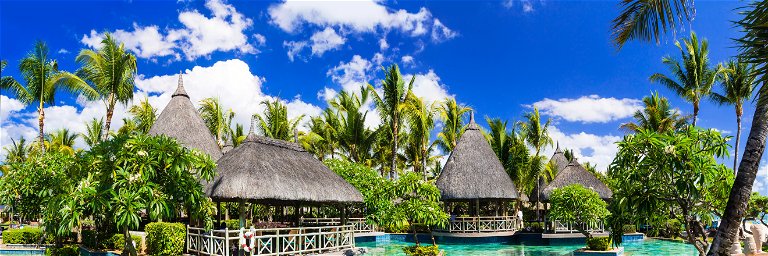 Pool and lounge bar on the island of Mauritius