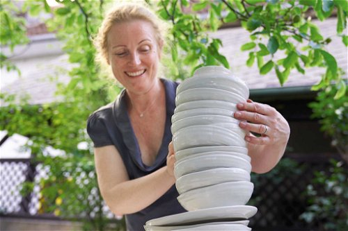 Bei Keramikerin Petra Lindenbauer gibt es immer ein Gegenüber: Menschen, Räume, Ideen oder Gerichte. Sie fertigt personalisierte Tischkeramik, auch für bekannte Köche.