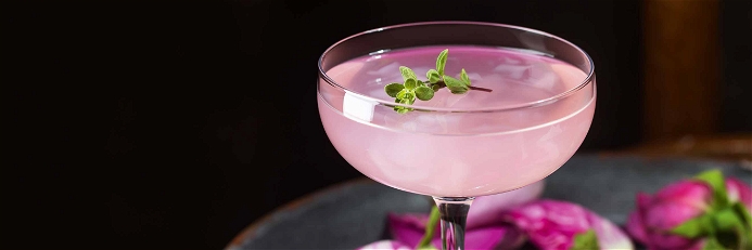 Spirituosen und Cocktails in Pink zelebrieren sichtbar die&nbsp;Leichtigkeit des Seins – gerade&nbsp;auch in schwierigen&nbsp;Zeiten.