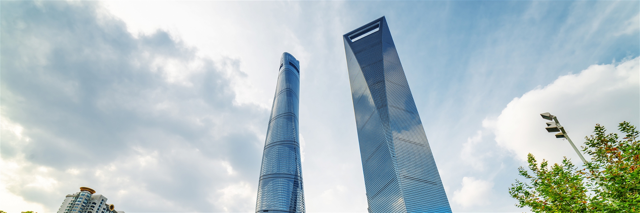 Der J Tower in Shanghai (links im Bild) beherbergt das höchste Restaurant der Welt.