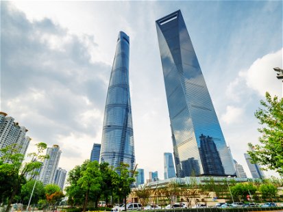 Der J Tower in Shanghai (links im Bild) beherbergt das höchste Restaurant der Welt.