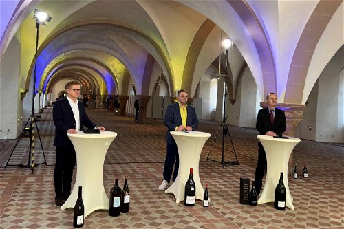 Auftakt der diesjährigen Weinversteigerung im Laiendormitorium von Kloster Eberbach