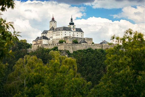 Die Burg Forchtenstein ist eines der bedeutendsten Wahrzeichen des Burgenlands.