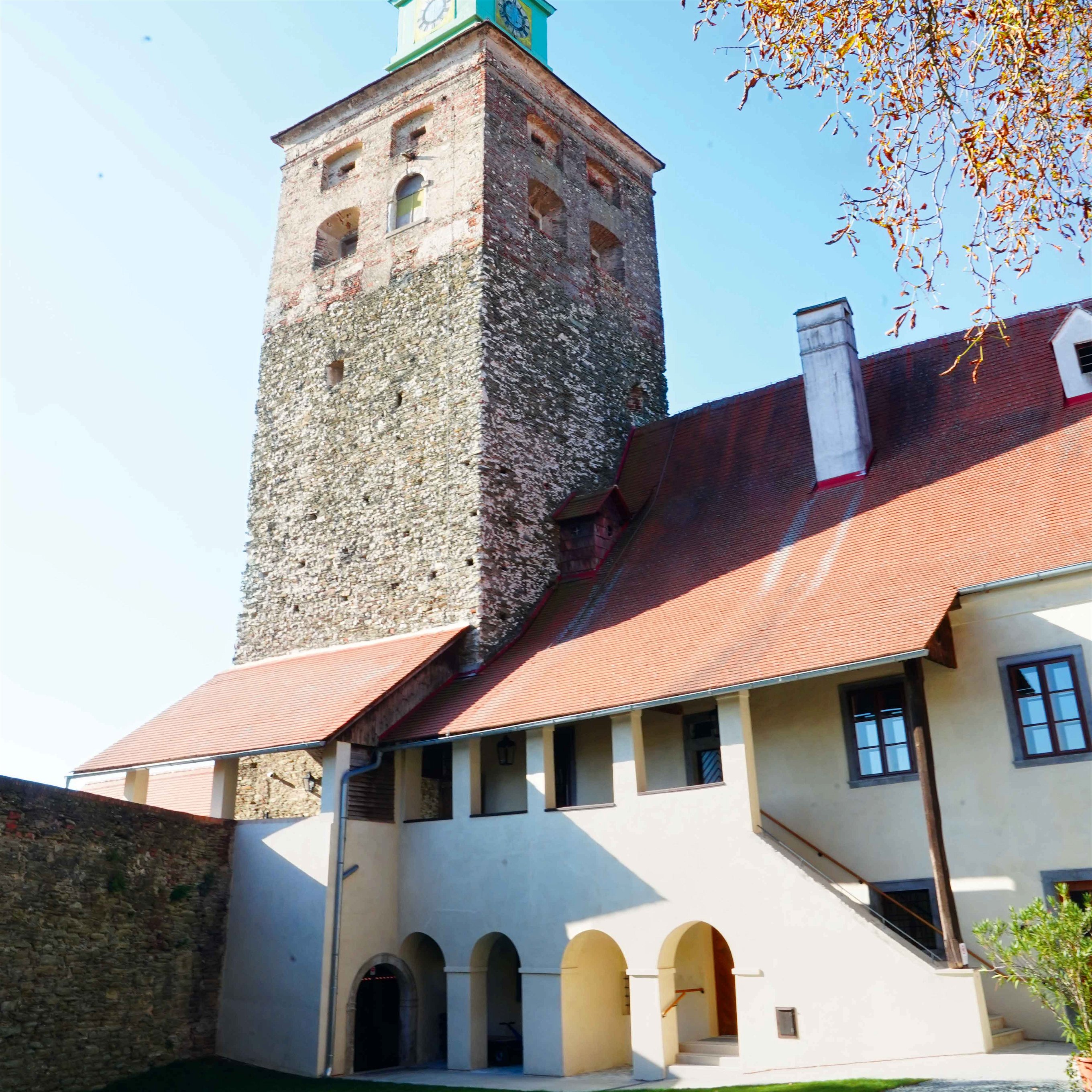 Die Friedensburg Schlaining&nbsp;(ungarisch Szalónak vár) liegt mitten im Ortskern von Stadtschlaining und wurde 1271 erstmals urkundlich erwähnt.
