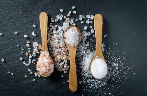 Salz zählt zu den Grundbausteinen des Lebens – wenn auch nur in geringen Spuren. Ohne Salz kommt es zu diversen Mangelerscheinungen, zum Beispiel zu Muskelkrämpfen. Allerdings ist zu viel Salz für den Körper auch eine Gefahr, da es Wasser bindet.