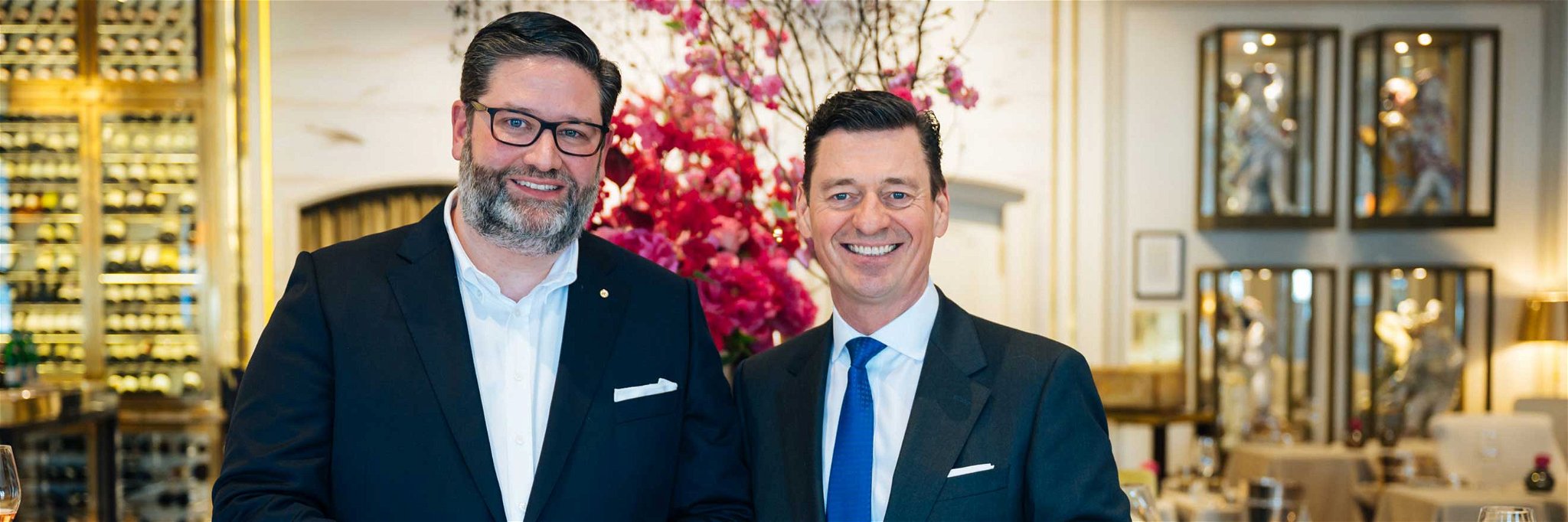 Julian Pfitzner und Ingo C. Peters besiegeln die Partnerschaft in Hamburg.&nbsp;