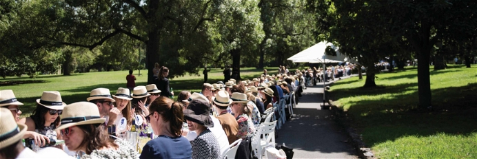 Ein Highlight des »Melbourne Food and Wine Festivals« ist der »World Longest Lunch«.