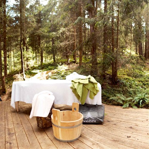 Im Wellnessbereich des »Naturhotels Forsthofgut« wird auf natürliche Materialien gesetzt.