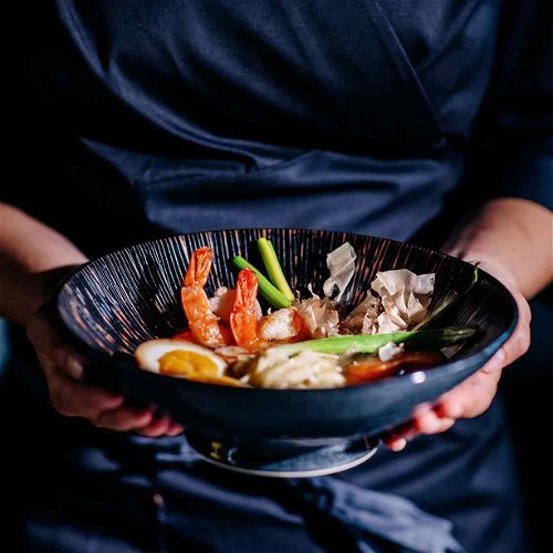 Neu im »Naturhotel Forsthofgut« ist das&nbsp; »Seerestaurant Mizūmi« – in der offenen Showküche wird die japanische mit der alpinen Küche kombiniert.