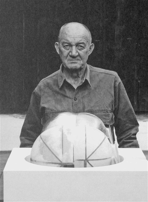 Walter Pichler war nicht nur Künstler. Er war nicht nur Architekt. Nicht nur ein großer Bildhauer. Er war ein Weltenschöpfer und baute in St. Martin im Burgenland eine Heimat für seine Figuren.

