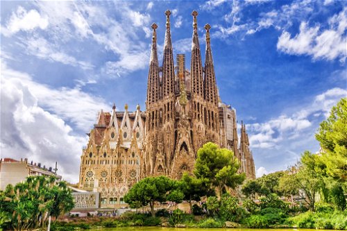 PLATZ 5: Spanien Im Bild: Barcelona – hier die Sagrada Familia als eines der Wahrzeichen der Stadt – zählt seit Jahren zu den Top-Destinationen innerhalb Spaniens.