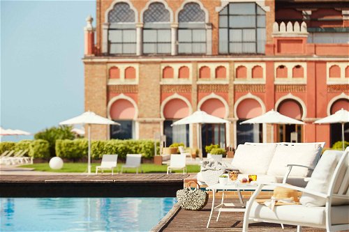 Am Pool des «Hotel Excelsior Venice Lido Resort»&nbsp;können die Gäste entspannen.