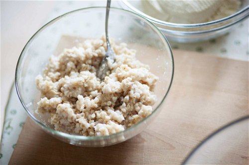 Den Weizen am Vortag in Milch und Butter aufkochen und über Nacht ziehen lassen – er soll schön gequollen und weich sein.