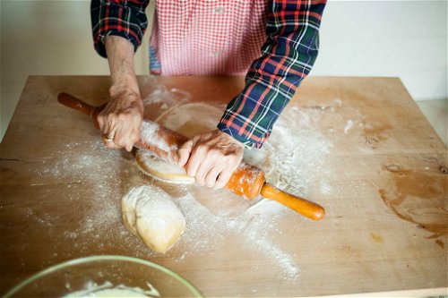 3. Einen Mürbteig machen
Der Teig für Pastiera ist in Neapel immer Pasta frolla, ein klassischer Mürbteig. Alle Teigzutaten gut verkneten, etwas rasten lassen, dann ausrollen und die Kuchenform damit&nbsp;lückenlos füllen.