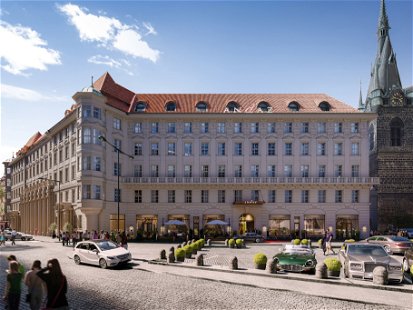 Der Wiener Immobilienentwickler UBM Development hat ein Luxushotel in Prag eröffnet. Das von UBM entwickelte Andaz Prague soll laut Aussendung den Glanz der Monarchie in die Hauptstadt Tschechiens zurückbringen. In zweieinhalb Jahren wurde ein neoklassizistisches, denkmalgeschütztes Palais in ein Hotel dieser Marke umgewandelt. Das Gebäude ist ein freistehender Komplex mit zwei Innenhöfen, der zwei Straßen und einen Platz dominiert. Errichtet wurde es 1912 bis 1916 für die Versicherung der Zuckerindustrie. Seit 1993 steht das Gebäude teilweise unter Denkmalschutz.
Das vom Hotelkonzern Hyatt betriebene Fünf-Sterne-Haus liegt im historischen Zentrum von Prag direkt am Senovážné-Platz und bietet 152 Zimmer, 24 Suiten und 5 Konferenzräume; Hotel-Direktorin ist Doris Hecht. Die Hyatt Hotels Corporation mit Sitz in Chicago umfasst insgesamt 20 Marken mit mehr als 1.100 Häusern in 70 Ländern auf sechs Kontinenten, darunter 25 Andaz-Hotels.
Den Gästen stehen statt einer herkömmlichen Lobby drei gemütliche Bereiche zur Verfügung, die an Wohnzimmer erinnern sollen und jeweils ein anderes Thema umsetzen –&nbsp;etwa eine Bibliothek, die Bezug auf die bekannte Kloster-Bibliothek Strahov nimmt. Ein weiteres Zimmer spielt mit der Glasbläser-Kunst Tschechiens, die den Gast schon beim Eintritt in das Hotel in Form einer Glas-Installation von der Decke begrüßt. Und der dritte Raum ist den Alchimisten gewidmet, die im Auftrag von Kaiser Rudolf II. nach Prag geholt wurden, um aus verschiedenen Metallen künstlich Gold herzustellen.
Ein Food &amp; Beverage-Angebot, das auch die Bevölkerung vor Ort ansprechen soll, war ein Bestandteil im Gesamtkonzept. Im von der Straße separat zugänglichen Restaurant ZEM wird traditionelle tschechische Küche modern interpretiert; in der Bar MEZ gibt es neben exquisiten Cocktails unter anderem das Pioneer-Bier aus der lokalen Brauerei Zatec.