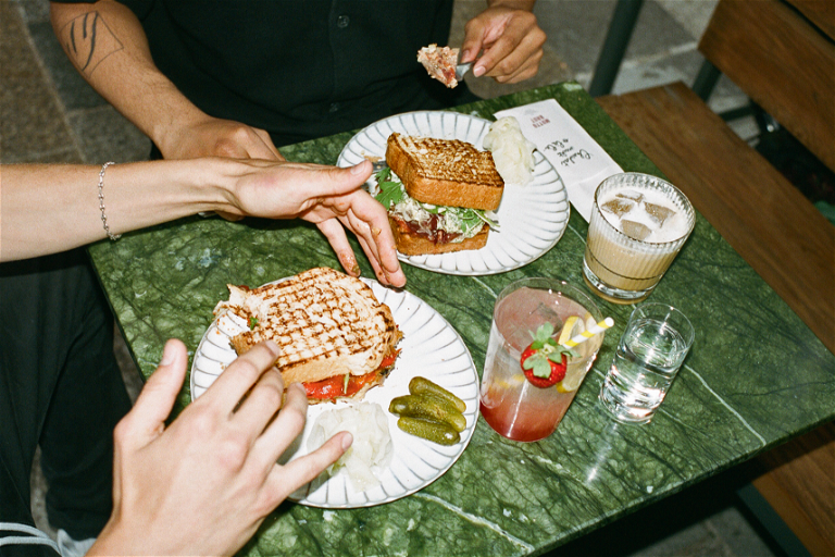 Die angesagte Wiener «Motto»-Bäckerei verkauft Brioche als Süssspeise mit Hagelzucker – im dazugehörigen Restaurant, aber auch als herzhaften Toast mit Beinschinken.