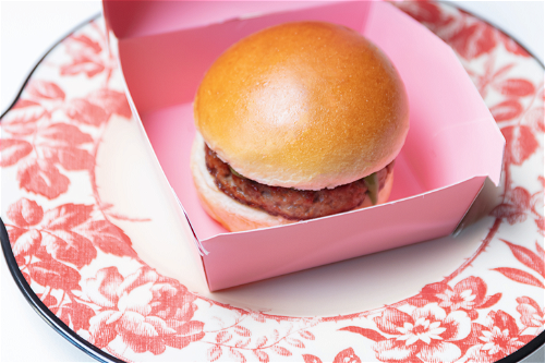 Massimo Bottura nutzt für seinen Burger ein Brioche-Bun – und übertrug das Konzept auf die Gucci-Restaurants.