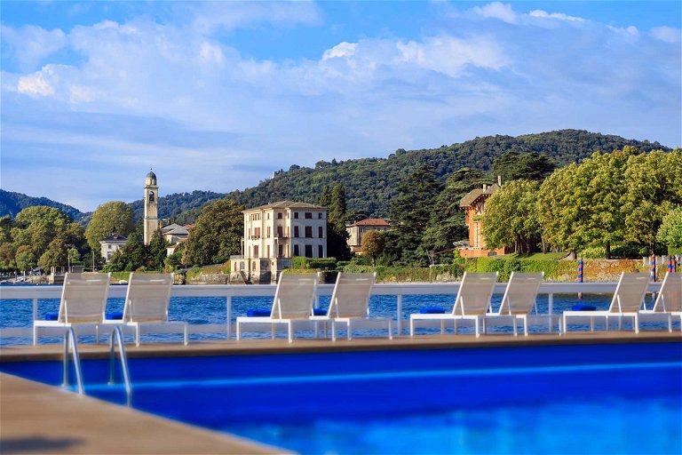 Der Floating- Pool der »Villa d’Este«. Im Hintergrund ist die »Villa Belinzaghi« zu sehen.