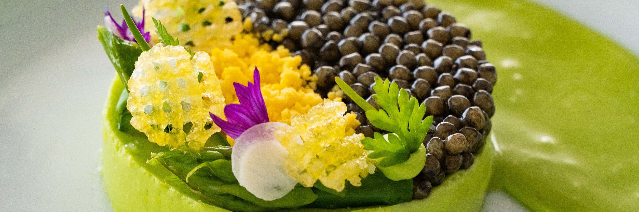 Grüner Spargel mit Bayerischer Crème, Spargel Vinaigrette und Kaviar aus dem Muttertagsmenü des Zürcher «Pavillon»