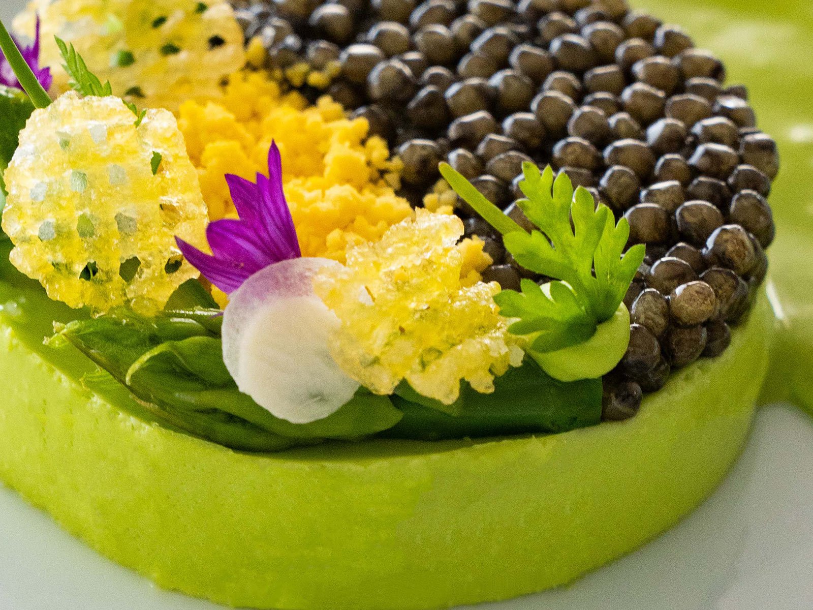 Grüner Spargel mit Bayerischer Crème, Spargel Vinaigrette und Kaviar aus dem Muttertagsmenü des Zürcher «Pavillon»