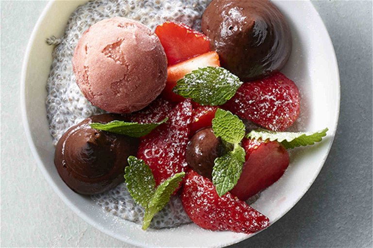 Chia-Samen-Pudding mit Erdbeeren und Sorbet.