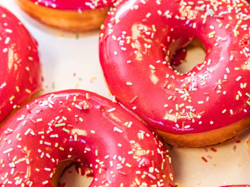 Bunt, kreativ, süß und vegan: so sind die Donuts von »Brammibal’s Donuts«
