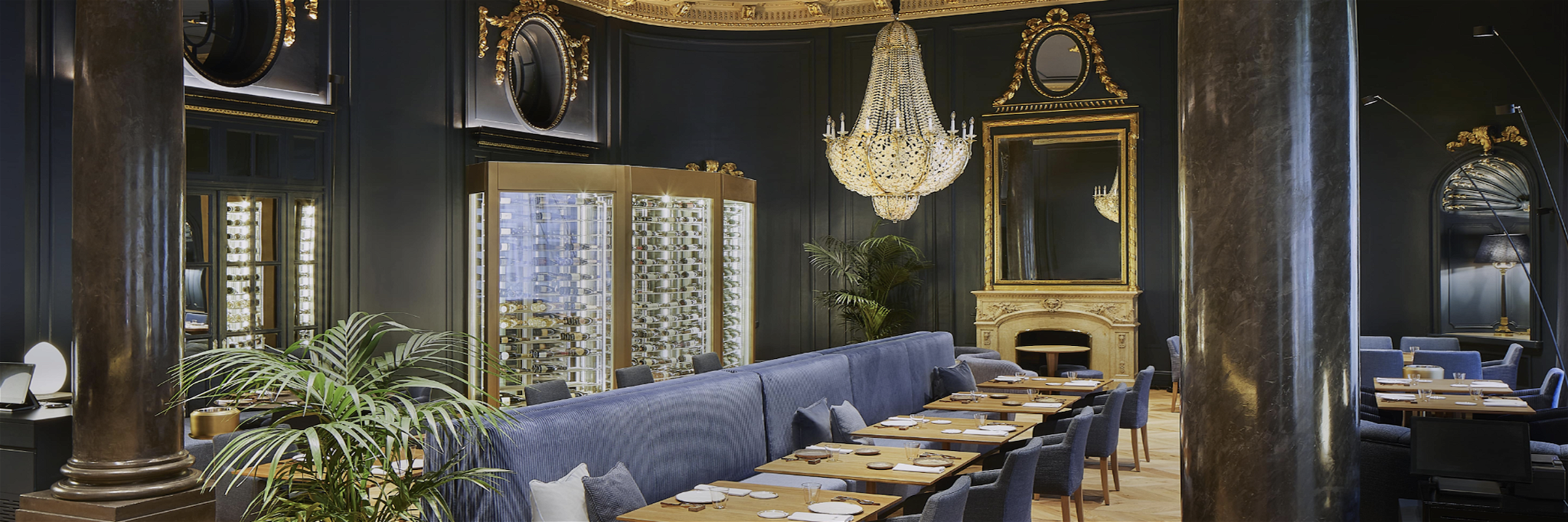 The gold and blue interior design of Amar Barcelona