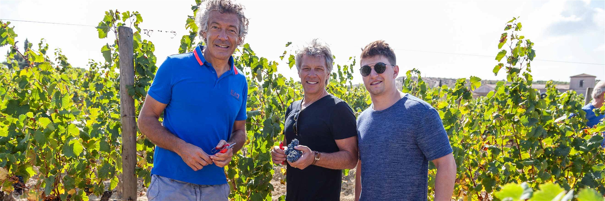 Top-Winzer Gérard Bertrand mit Jon Bon Jovi und seinem Sohn Jesse Bongiovi