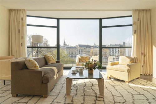 Those who reside in the elegant Hotel Cheval Blanc&nbsp;have a grandiose seat high above the River Seine.