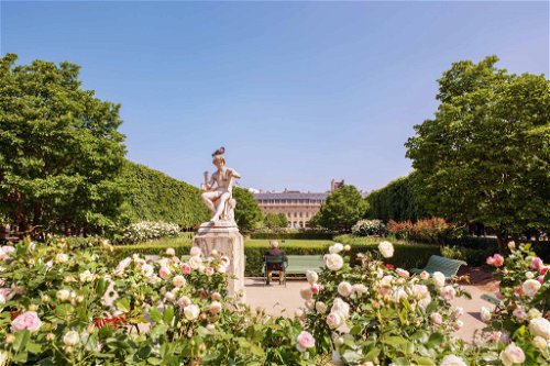 A few steps from the Louvre and its glass pyramid, around the Palais Royal and the Rose Garden, aromas are worshipped.