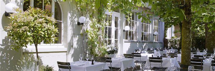 Im «Obstberg Garten» geniesst man bei schönem Wetter französische Brasserie-Klassiker.