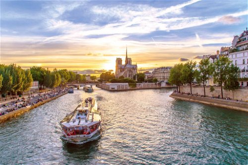 To the left and right of the two islands of the Seine lie countless temples of luxury such as the newly opened La&nbsp;Samaritaine&nbsp;as well as small cafés and sweet temptations.